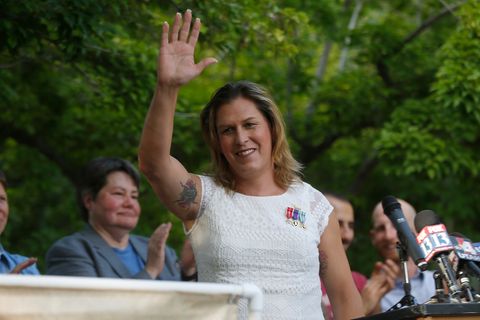 Kristin Beck auf einer Veranstaltung im Juni 2014. Das Marienkäfer-Tattoo auf ihrem Oberarm überdeckt eine Biker-Gang-Tätowierung aus der Zeit, als sie noch als Mann gelebt hat. 