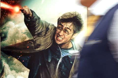 Ein Mann geht an einem Plakat zu einem "Harry Potter"-Film vorbei