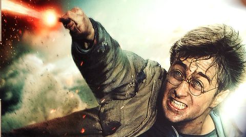 Ein Mann geht an einem Plakat zu einem "Harry Potter"-Film vorbei