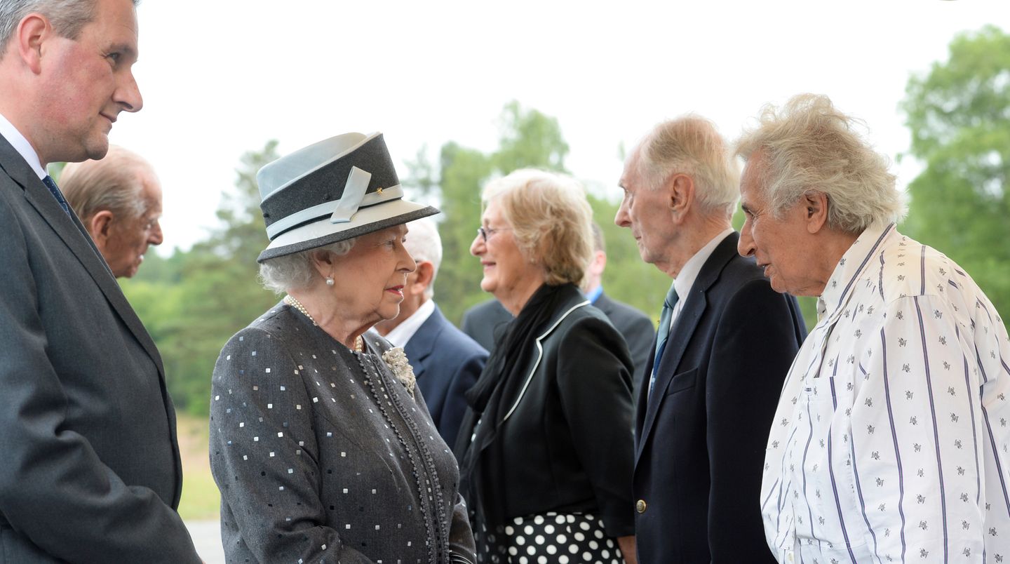 Elizabeth II. in Deutschland: Tag vier, 26. Juni 2015 Im Gespräch mit Überlebenden und britischen Veteranen, die an der Befreiung des Lagers vor 70 Jahren beteiligt waren, nehmen sich die Queen und Prinz Philip vergleichsweise viel Zeit und wirken bewegt. Über 70.000 KZ-Häftlinge und Kriegsgefangene kamen zwischen 1940 und 1945 in dem Lager in der Lüneburger Heide ums Leben. Tag vier, 26. Juni 2015 Im Gespräch mit Überlebenden und britischen Veteranen, die an der Befreiung des Lagers vor 70 Jahren beteiligt waren, nehmen sich die Queen und Prinz Philip vergleichsweise viel Zeit und wirken bewegt. Über 70.000 KZ-Häftlinge und Kriegsgefangene kamen zwischen 1940 und 1945 in dem Lager in der Lüneburger Heide ums Leben.