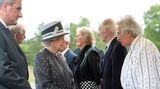 Tag vier, 26. Juni 2015  Im Gespräch mit Überlebenden und britischen Veteranen, die an der Befreiung des Lagers vor 70 Jahren beteiligt waren, nehmen sich die Queen und Prinz Philip vergleichsweise viel Zeit und wirken bewegt. Über 70.000 KZ-Häftlinge und Kriegsgefangene kamen zwischen 1940 und 1945 in dem Lager in der Lüneburger Heide ums Leben.