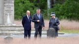 Tag vier, 26. Juni 2015  Zum Abschluss ihres Besuchs richtet Königin Elisabeth II. den Blick auf das dunkelste Kapitel der deutschen Geschichte. Bergen-Belsen ist für viele Briten das Symbol für NS-Verbrechen und den Holocaust. Das Konzentrationslager war im April 1945 von britischen Soldaten befreit worden. Nach Angaben der britischen Botschaft war es der persönliche Wunsch der Queen, die Gedenkstätte nördlich von Hannover zu besuchen.
