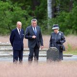 Tag vier, 26. Juni 2015  Zum Abschluss ihres Besuchs richtet Königin Elisabeth II. den Blick auf das dunkelste Kapitel der deutschen Geschichte. Bergen-Belsen ist für viele Briten das Symbol für NS-Verbrechen und den Holocaust. Das Konzentrationslager war im April 1945 von britischen Soldaten befreit worden. Nach Angaben der britischen Botschaft war es der persönliche Wunsch der Queen, die Gedenkstätte nördlich von Hannover zu besuchen.