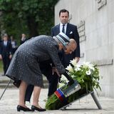 Tag vier, 26. Juni 2015  Rund 30 Minuten dauert der Besuch der Gedenkstätte Bergen-Belsen, für den sich die Queen extra schwarze Kleidung angezogen hat. Am Morgen in Berlin trägt sie noch einen leuchtend gelben Mantel. Gemeinsam mit ihrem Mann Prinz Philip legt die Königin an der Inschriftenwand, die an Opfer aller Nationen erinnert, einen Kranz nieder. Zuvor hatten die beiden am Jüdischen Mahnmal und dem Gedenkstein für Anne Frank innegehalten.