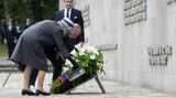 Tag vier, 26. Juni 2015  Rund 30 Minuten dauert der Besuch der Gedenkstätte Bergen-Belsen, für den sich die Queen extra schwarze Kleidung angezogen hat. Am Morgen in Berlin trägt sie noch einen leuchtend gelben Mantel. Gemeinsam mit ihrem Mann Prinz Philip legt die Königin an der Inschriftenwand, die an Opfer aller Nationen erinnert, einen Kranz nieder. Zuvor hatten die beiden am Jüdischen Mahnmal und dem Gedenkstein für Anne Frank innegehalten.