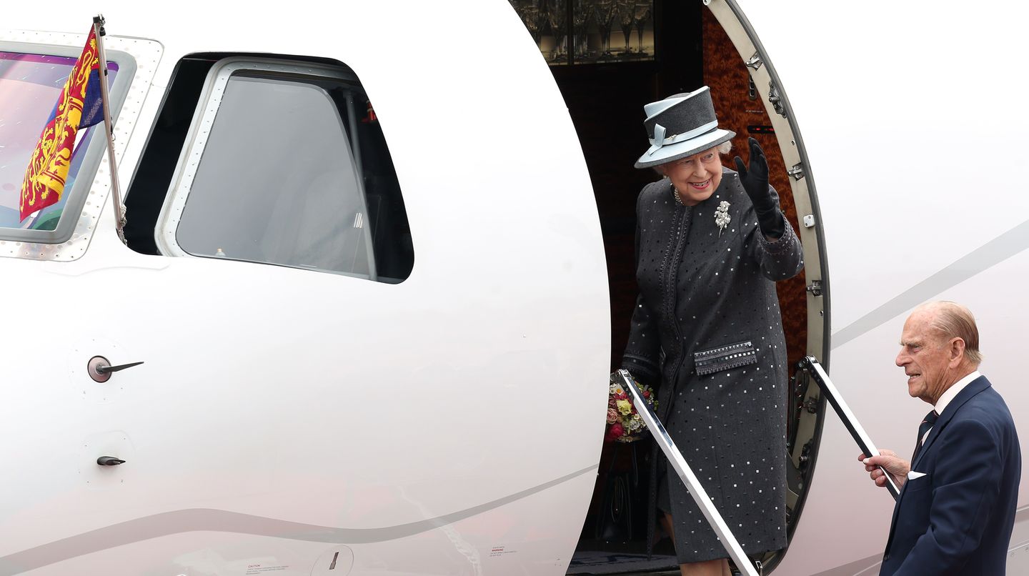 Elizabeth II. in Deutschland: Tag vier, 26. Juni 2015 Am Militärflughafen von Celle besteigen Elizabeth II. und Prinz Philip ihr Flugzeug, das sie zurück nach England bringt. Um 14.44 Uhr wird von ihrem offiziellen Account @BritishMonarchy folgender Tweet versendet: "Die Königin und der Herzog von Edinburgh haben ihren Staatsbesuch beendet und sind abgereist #QueeninGermany." Tag vier, 26. Juni 2015 Am Militärflughafen von Celle besteigen Elizabeth II. und Prinz Philip ihr Flugzeug, das sie zurück nach England bringt. Um 14.44 Uhr wird von ihrem offiziellen Account @BritishMonarchy folgender Tweet versendet: "Die Königin und der Herzog von Edinburgh haben ihren Staatsbesuch beendet und sind abgereist #QueeninGermany."