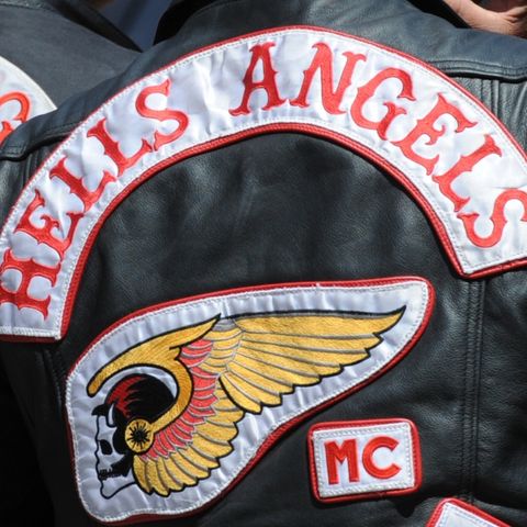 Das Logo der Hells Angels ist auf dem Rücken zweier Rocker zu sehen