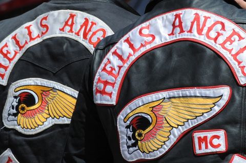 Das Logo der Hells Angels ist auf dem Rücken zweier Rocker zu sehen