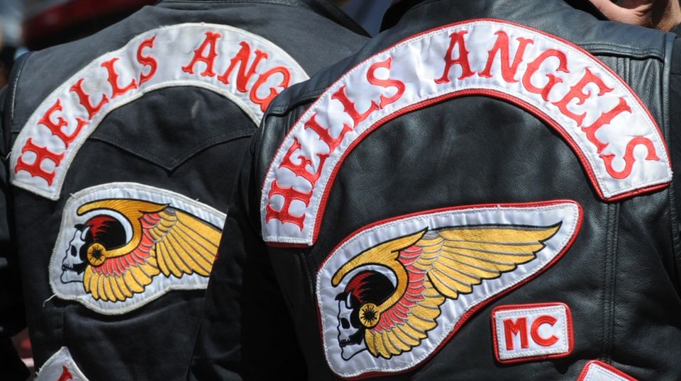Das Logo der Hells Angels ist auf dem Rücken zweier Rocker zu sehen