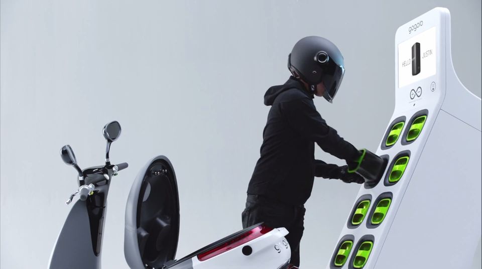 Smartscooter von Gogoro: So einfach lassen sich die Batterien wechseln So einfach lassen sich die Batterien wechseln