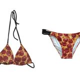 Jede Frau, die diesen modischen Bikini am Strand trägt, zeigt auf jeden Fall, dass sie zum anbeißen ist. Wer sich selbst mit Pizza belegen möchte, bekommt das Oberteil hier und die Hose hier.