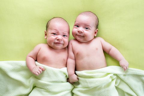 Zwei süße Babys grinsen um die Wette