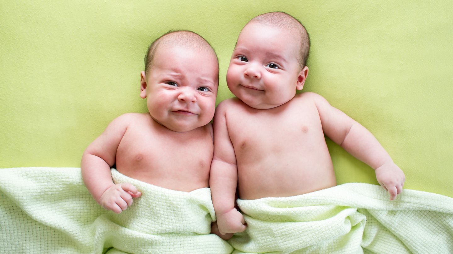Zwei süße Babys grinsen um die Wette