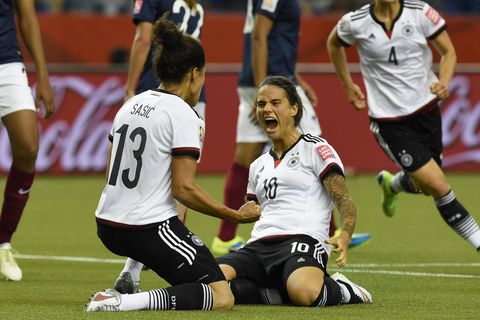 Celia Sasic feiert ihr Tor: Erst in der 84. Minute hat sie per Handelfmeter die Führung der Französinnen durch Louisa Necib ausgeglichen.