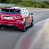 Auch der Mercedes A 45 AMG 4MATIC profitiert von den adaptiven Dämpfern.