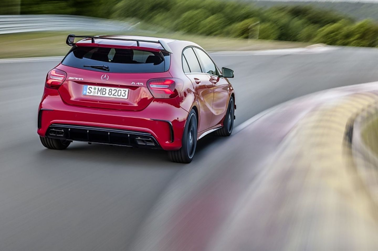 Auch der Mercedes A 45 AMG 4MATIC profitiert von den adaptiven Dämpfern.