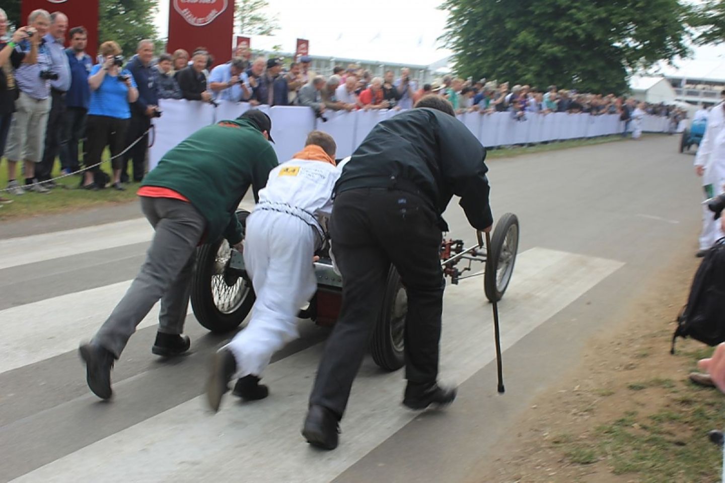 Anschieben trotz Gehstock? Beim Festival of Speed packt jeder mit an.