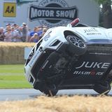 Stuntfahrer Terry Grant fuhr die ganze Strecke auf der Seite.