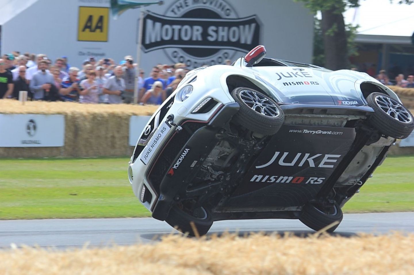 Stuntfahrer Terry Grant fuhr die ganze Strecke auf der Seite.