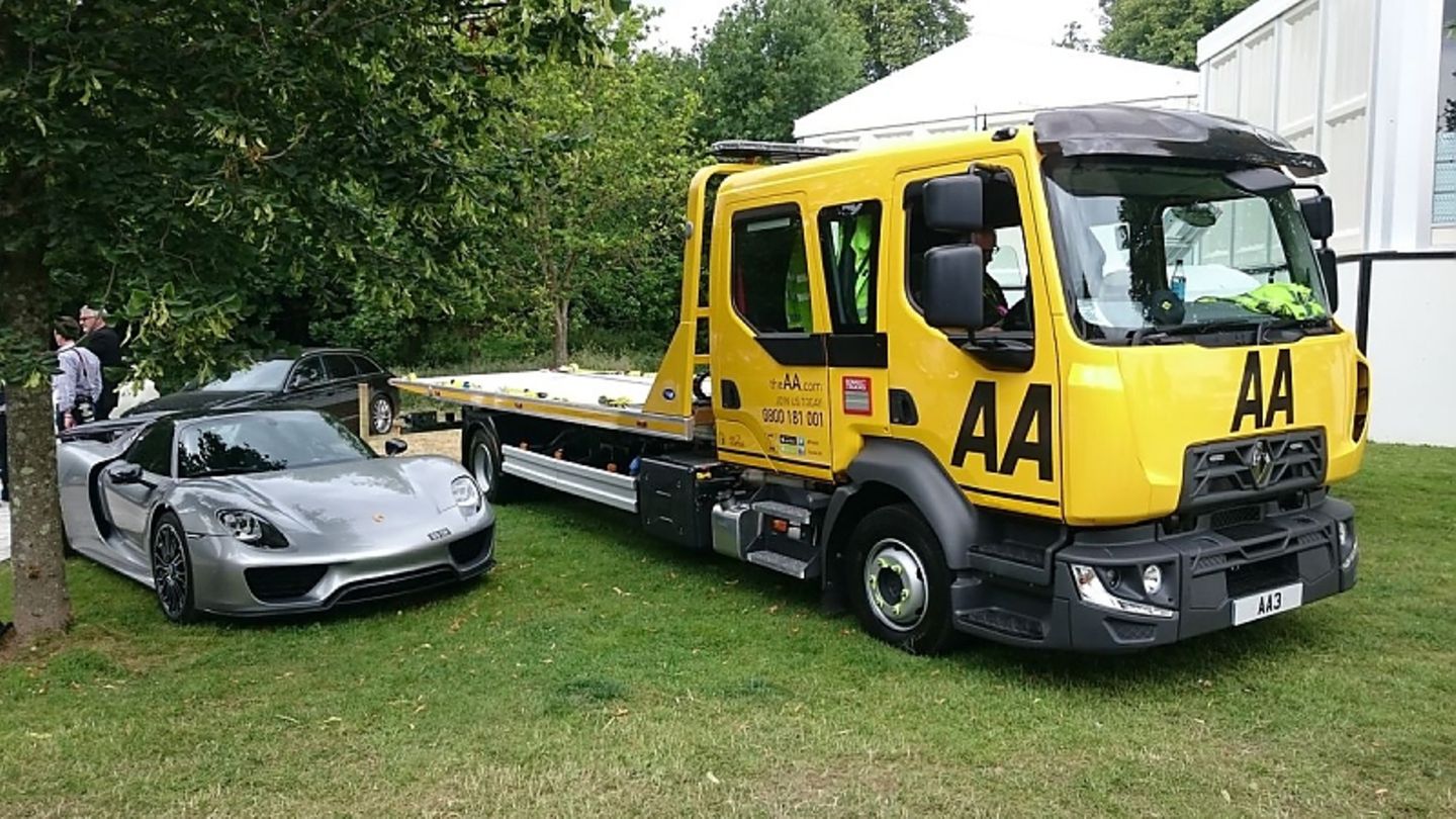 Ein Porsche 918 Spyder neben einem nagelneuen Abschleppwagen, der auch Supersportler laden kann.