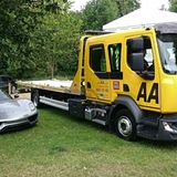 Ein Porsche 918 Spyder neben einem nagelneuen Abschleppwagen, der auch Supersportler laden kann.