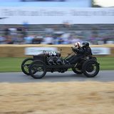 Der Darracq 200 hp aus dem Jahr 1905 wurde auch in den Drift gezwungen.