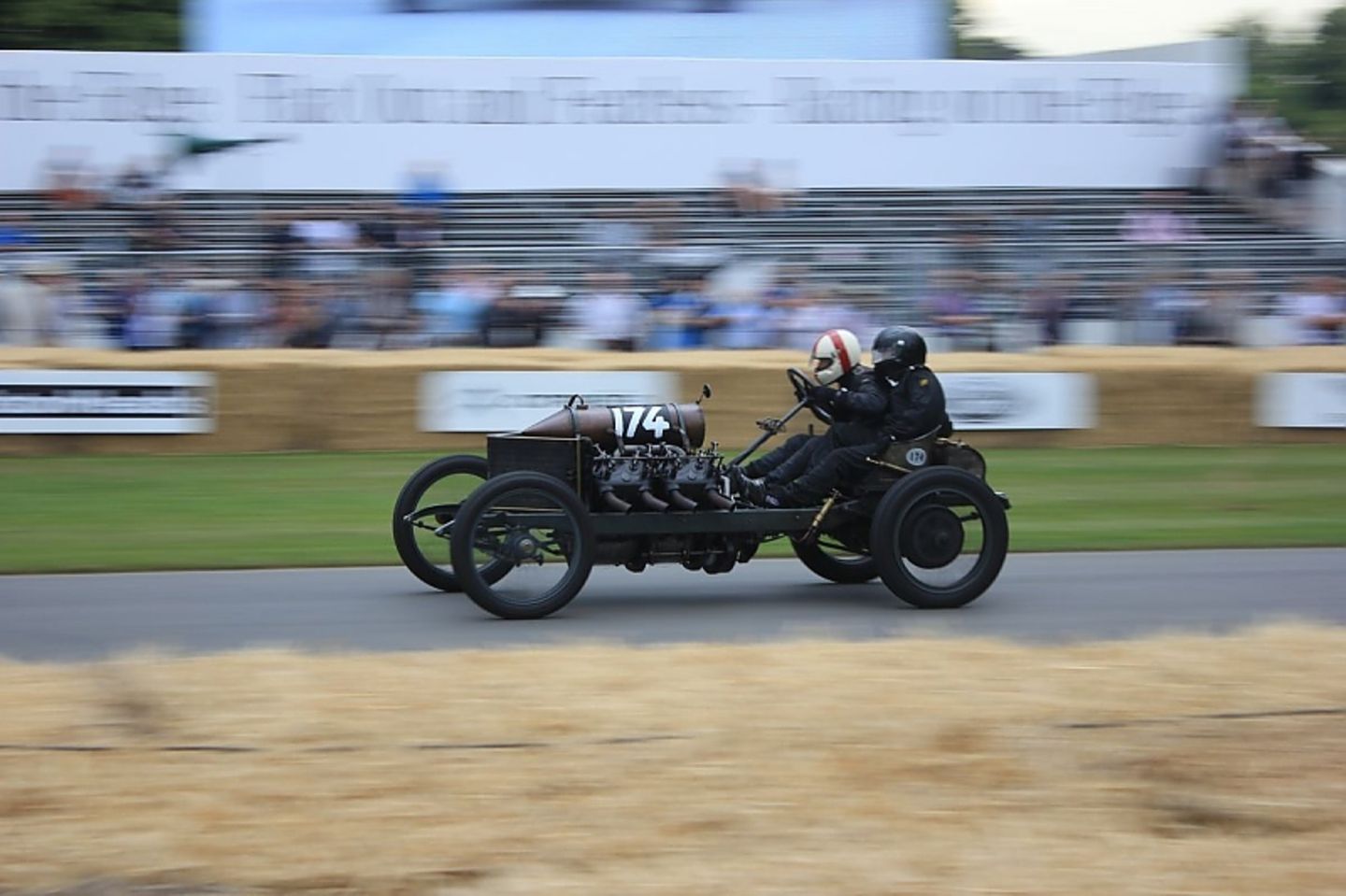 Der Darracq 200 hp aus dem Jahr 1905 wurde auch in den Drift gezwungen.