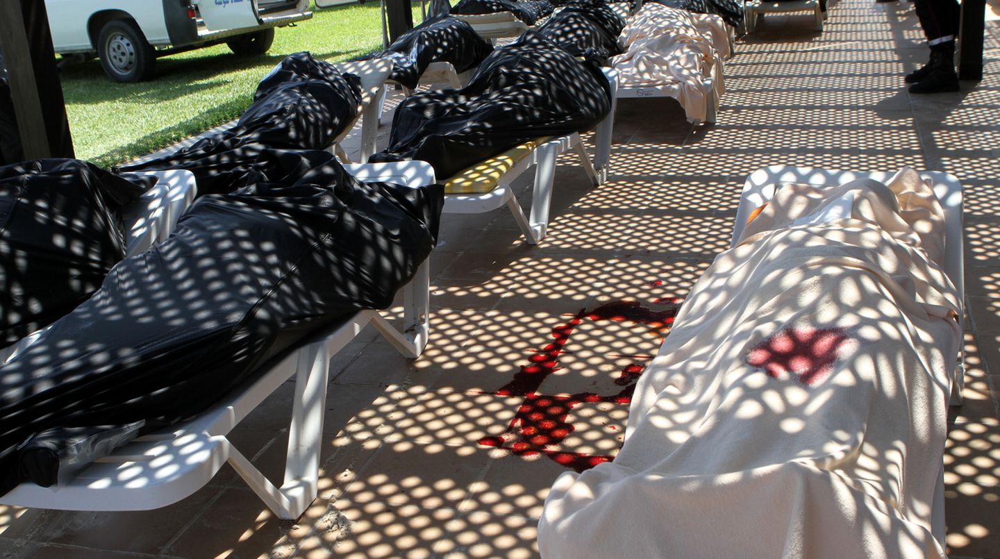 Opfer des islamistischen Terrors in Sousse: Auf Sonnenliegen liegen auf dem Geländes des Riu-Hotels Imperial Marhaba in Sousse die abgedeckten Leichen