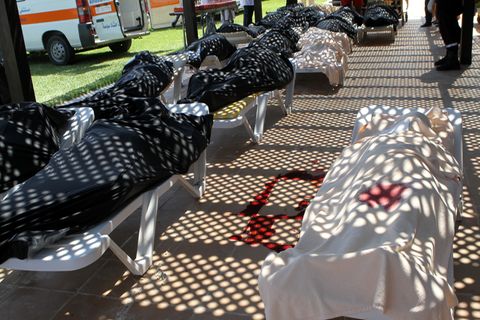 Opfer des islamistischen Terrors in Sousse: Auf Sonnenliegen liegen auf dem Geländes des Riu-Hotels Imperial Marhaba in Sousse die abgedeckten Leichen