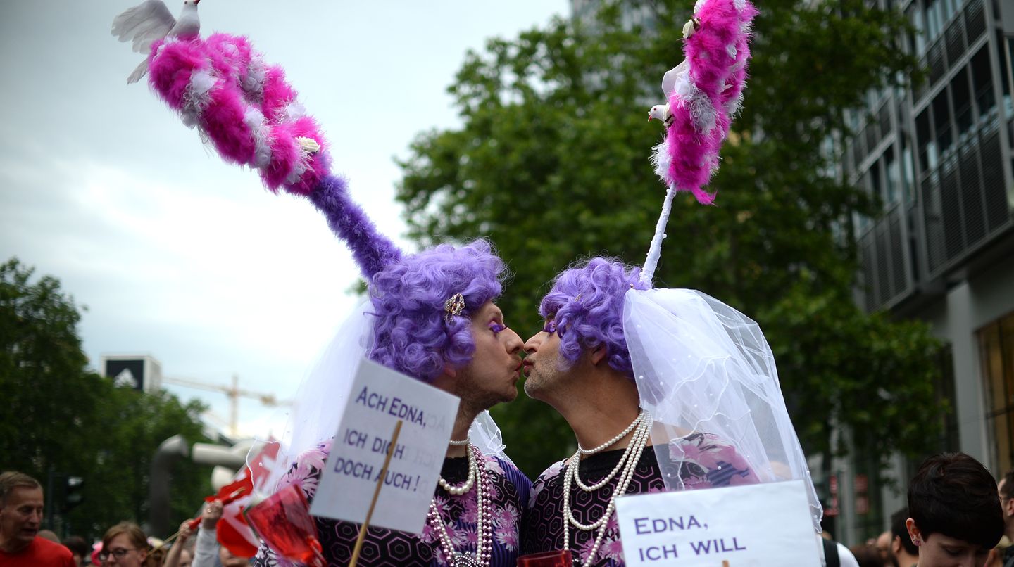 Zwei Schwule fordern beim CSD die Homo-Ehe