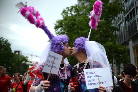 Zwei Schwule fordern beim CSD die Homo-Ehe