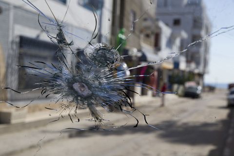 Eine durchschossene Windschutzscheibe in Sousse