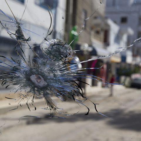 Eine durchschossene Windschutzscheibe in Sousse