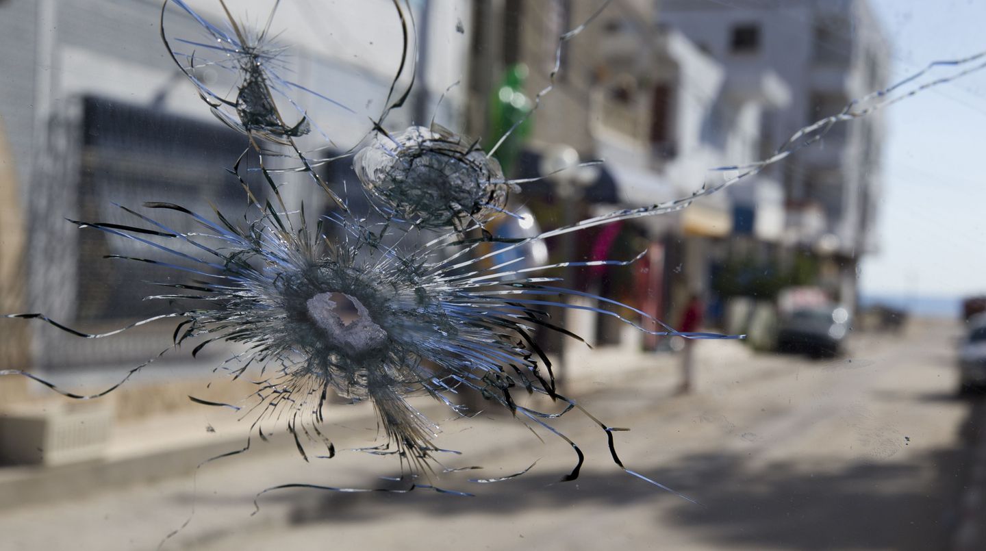 Eine durchschossene Windschutzscheibe in Sousse