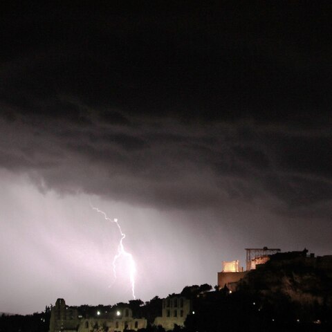 Dunkle Wolken über Athen? Nach Ansicht der Eurogruppe soll Griechenland Teil der Währungsunion bleiben können - doch die Lage bleibt angespannt.