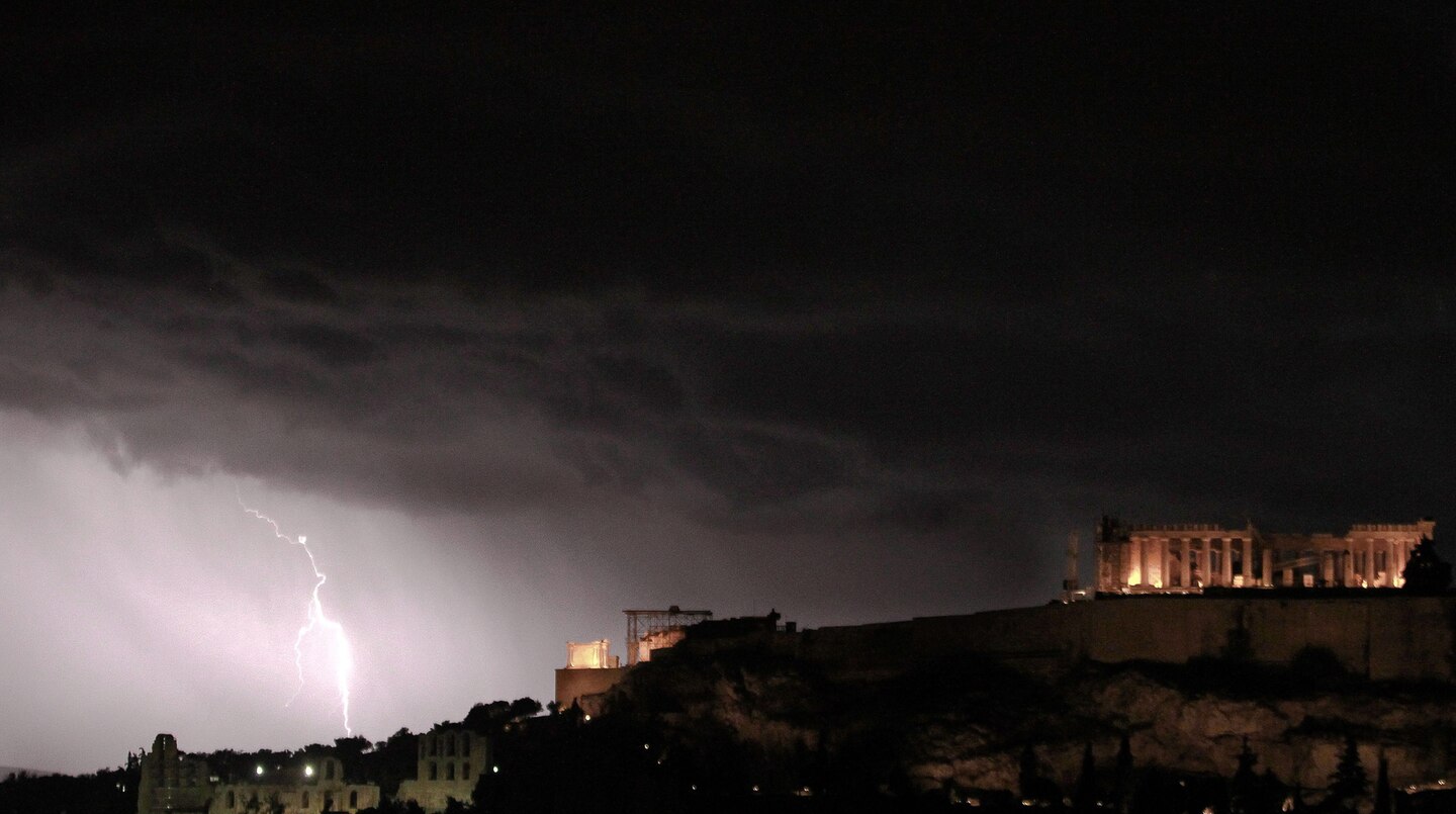 Dunkle Wolken über Athen? Nach Ansicht der Eurogruppe soll Griechenland Teil der Währungsunion bleiben können - doch die Lage bleibt angespannt.