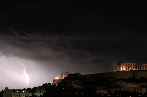 Dunkle Wolken über Athen? Nach Ansicht der Eurogruppe soll Griechenland Teil der Währungsunion bleiben können - doch die Lage bleibt angespannt.