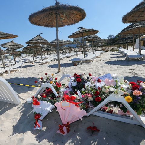Nach dem Attentat liegen Blumen auf den Sonnenstühlen am Strand von Sousse