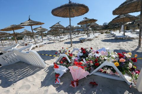 Nach dem Attentat liegen Blumen auf den Sonnenstühlen am Strand von Sousse