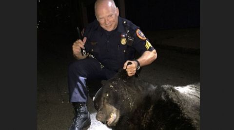 Polizist mit Bär