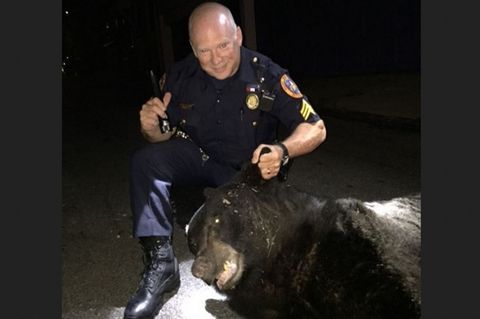 Polizist mit Bär