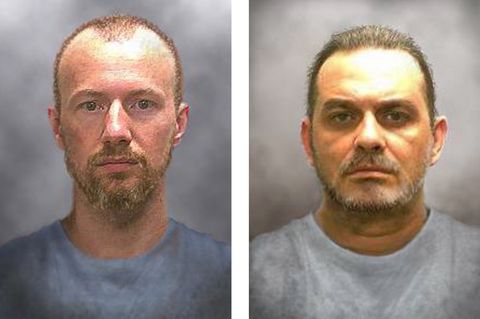 Der Mörder David Sweat (l.) ist von Polizeibeamten nahe der kanadischen Grenze angeschossen und festgenommen worden. Zwei Tage zuvor war der gemeinsam mit Sweat geflohene Häftling Richard Matt (r.) von der Polizei erschossen worden.