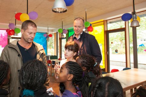 Besuch in der Arche in Hamburg-Jenfeld: Schauspieler Til Schweiger und stern-Reporter Uli Hauser