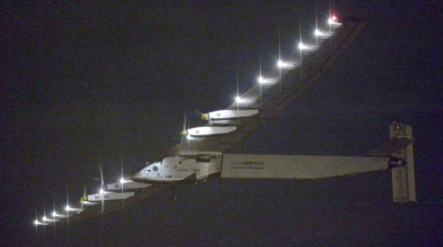 Das Solarflugzeug Solar Impulse 2 fliegt durch den Nachthimmel