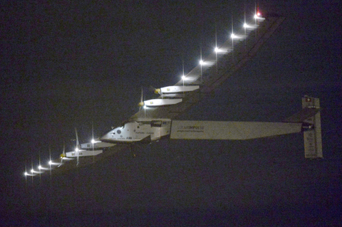 Das Solarflugzeug Solar Impulse 2 fliegt durch den Nachthimmel