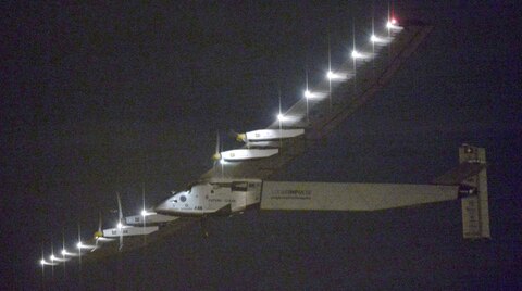 Das Solarflugzeug Solar Impulse 2 fliegt durch den Nachthimmel