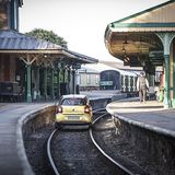 Die Einfahrt in einen Bahnhof der Bluebell Railway