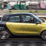 Statt auf Reifen rollt der Smart Forrail auf schweren Eisenbahn-Walzen