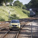 Der Smart rollt mit rund 40 km/h über die Gleise