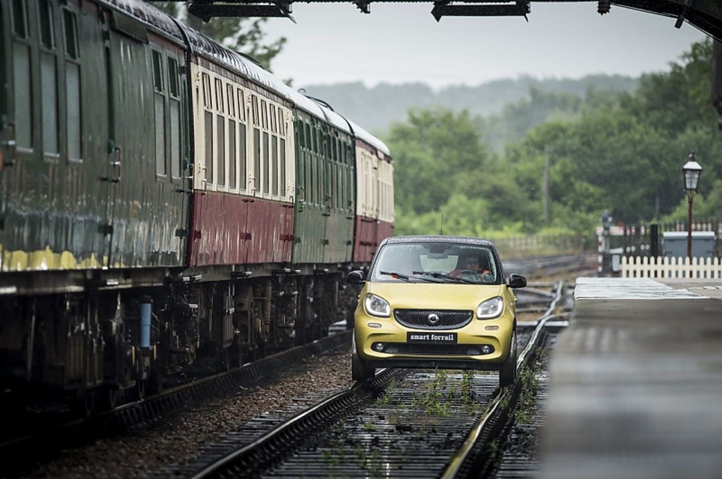 Das Treffen zweier Welten: Der Smart Forrail und ein traditioneller Zug